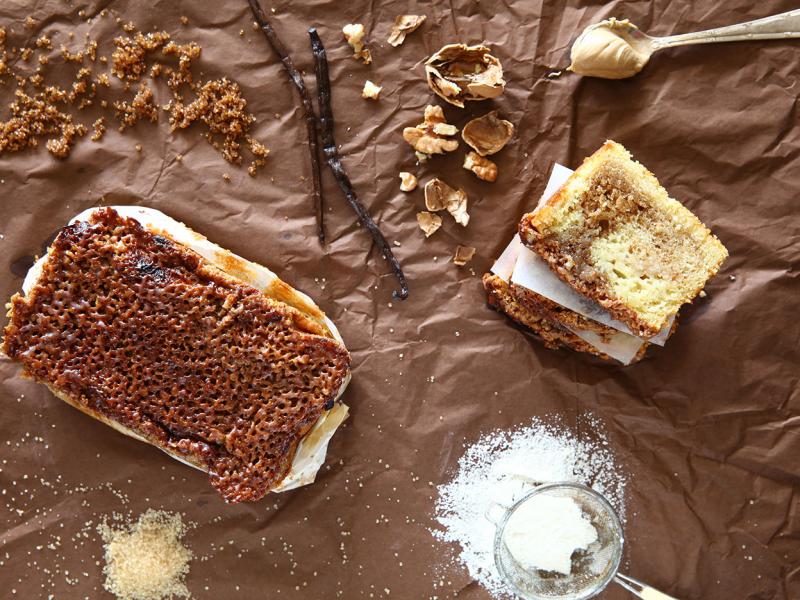 עוגה בחושה בטעמי נוגט אגוזים ווניל עם ציפוי קרמל אגוזים נוגט אגוזים