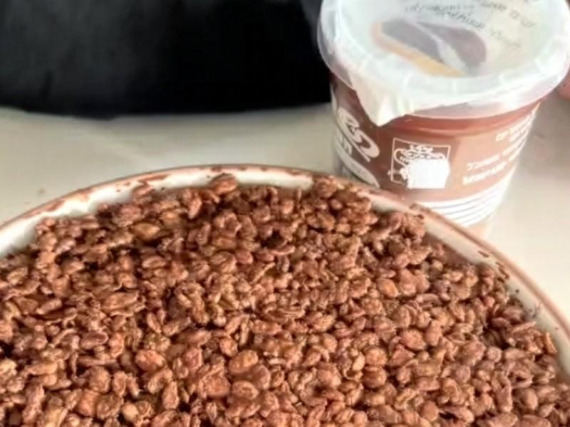 עוגת שוקולד עם קרם פטיסייר ושכבת קראנץ’ השחר העולה